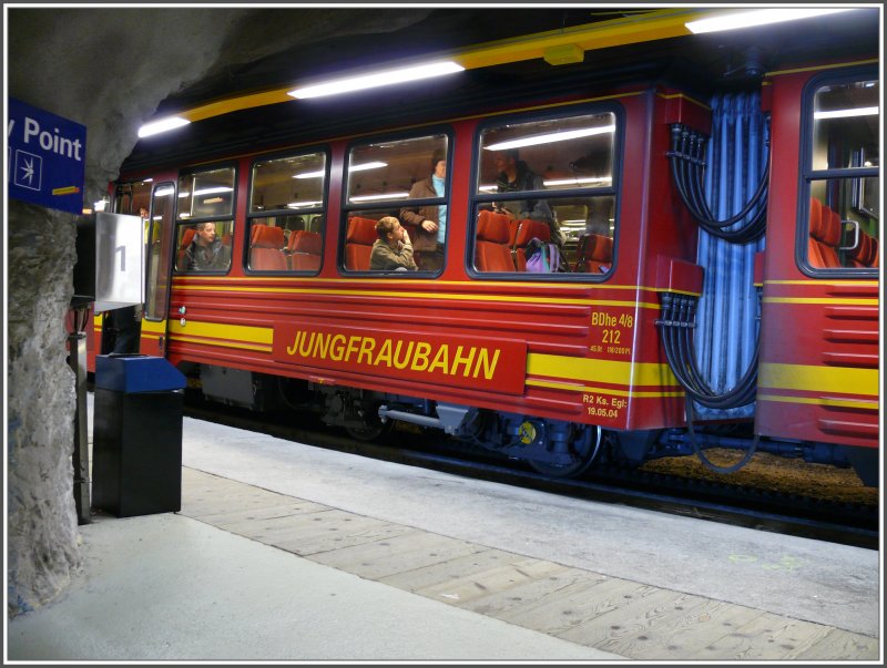 Auf dem Weg zum Jungfraujoch fhrt die JB ab Eigergletscher whrend 7km in einem Tunnel. Es gibt zwei Haltestellen Eigerwand und Eismeer, wo die bergwrts fahrenden Zge fr je 5 Minuten anhalten. Bei beiden Stationen gibts grosse Panoramafenster in der Felswand mit einem grandiosen Ausblick in die Gletscherwelt.
BDhe 4/8 212 stoppt hier in Eigerwand und diejenigen Fahrgste, die nicht aussteigen sind selber Schuld. (11.10.2007)