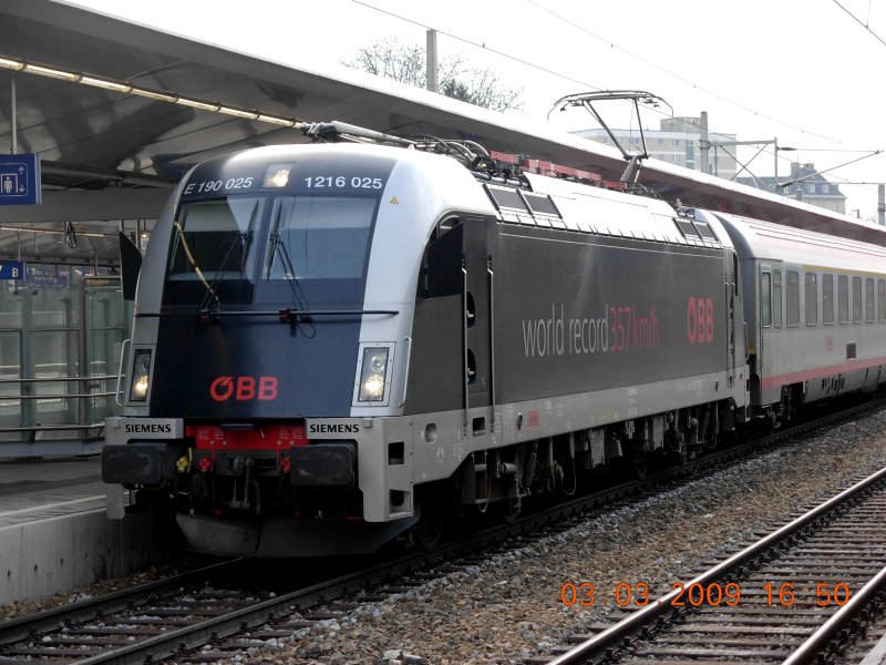 Auf dem Weg zum S�dbahnhof legt die �BB-Weltrekordlok 1216 025-7 in Wien-Meidling einen letzten Zwischenhalt ein (3.3.2009).