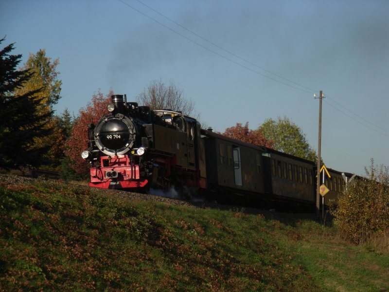 Auf dem Weg zum Ziel nach Oberwiesenthal kurz nach dem Haltepunkt Unterwiesenthal passiert 99 794 mit dem P 2017 diesen Bahndamm an der Deutsch-Tschechischen Grenze, 12.10.08