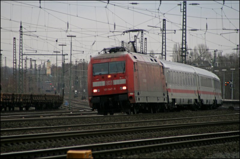 Auf Deutschlandtour ist die 101 047  Feuerwehr  mit dem InterCity 2115 von Stralsund ber Dortmund nach Stuttgart. Hier bei Bochum am 05.01.2008.