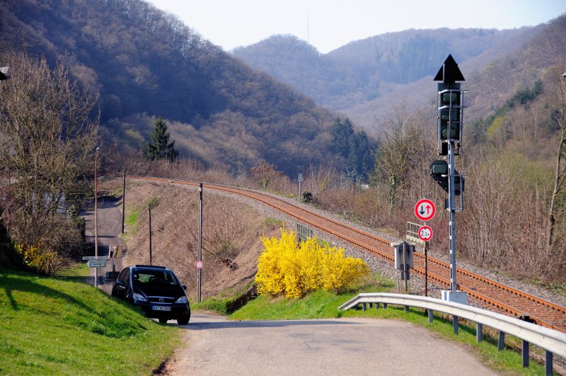 Auf diesem Bild ist die Anfangssteigung der KBS 479 Boppard - Buchholz deutlich erkennbar. Die Strecke wird im reinen Adhsionsbetrieb befahren. Im Hintergrund die Auslufer des Hunsrcks. (Boppard, April 2009).