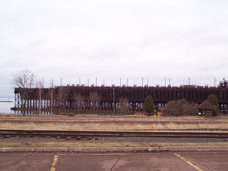 Auf diesem Bild ist eine Erzumschlagstelle von der Eisenbahn auf See, der Duluth & Iron Range (D.&I.R.), am 01.04.2006 in Two Harbors(MN) zu sehen. Im derzeitigen Sattelitenbild kann man den Umschlagplatz mit einem Frachtschiff erkennen.