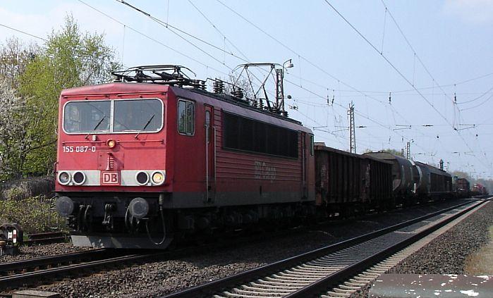 Auf diesem Bild sieht man die BR 155 087-0 mit einem G�terzug.
