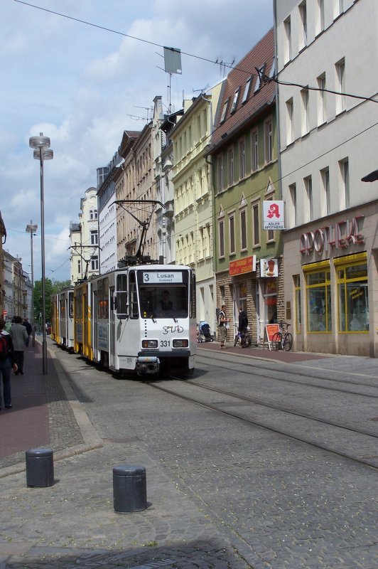 Auf diesem Bild sieht der Westdeutsche, wo die Gelder aus dem Solidarpakt in Gera landeten. Die BUGA 2007 tat wohl ein briges. Belebt wird die Szene von KT4D mit der GVB-Nummer 331, abgelichtet am 11.05.2007.