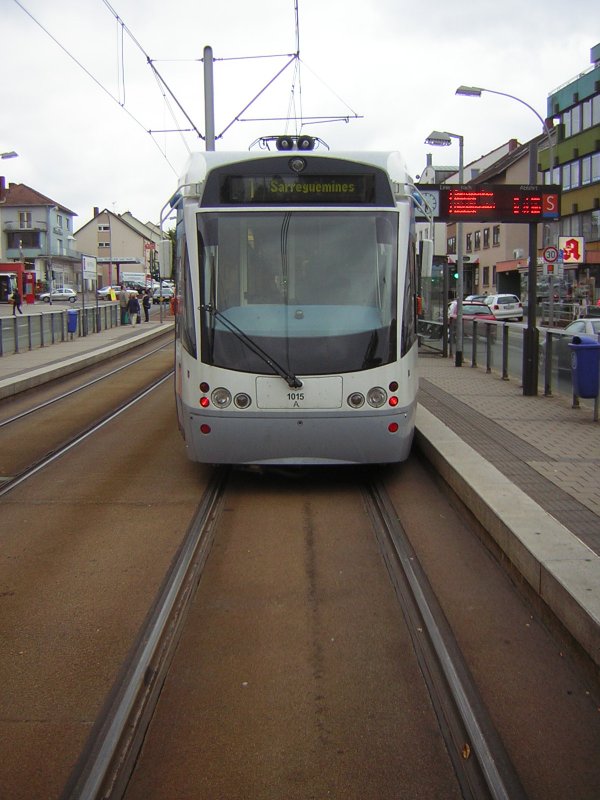 Auf diesem Foto habe ich den Saarbahn Zug ein Stck wegfahren lassen, um zu sehen welches von den beiden Fotos am besten wirkt.Das Foto habe ich auf dem Rastfuhl in Saarbrcken aufgenommen.Dieses Foto wurde vom Bahnsteig aus aufgenommen. Desweiteren zeigt das Foto das Rckteil der Bahn. Die Saarbahn hat zwei Fhrer Kabinen.Sofern auf der anderen Seite kein Zug kommt ist das berqueren der Gleise erlaubt.