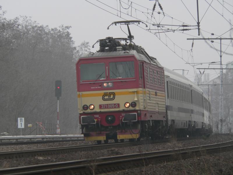 Auf diesem Foto hat sie sich aus dem Nebel befreit. Die 371 005-0 am 27.3.05 nahe K�penick.