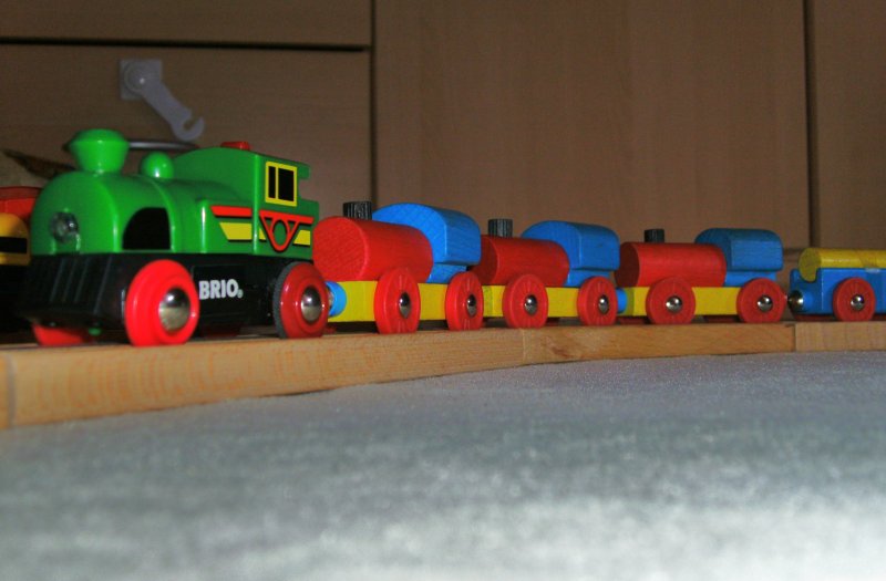 Auf diesem Foto sehen sie die mit Battarie betriebene Brio Lok und die weiteren 3 Loks mssen Manuell betrieben werden. Hinter den 4 Loks befanden sich noch ein paar gemischte Gter. 