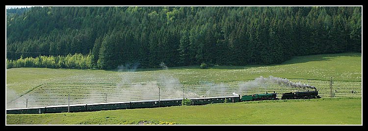 Auf diesem Foto ist sehr sch�n die Steigung der Semmering S�drampe zu sehen. 109.13 und ihre ungarische Schwester 109.109 am 11.6.2006 mit ihrem Sdz R R 16246 kurz vor Spital am Semmering.