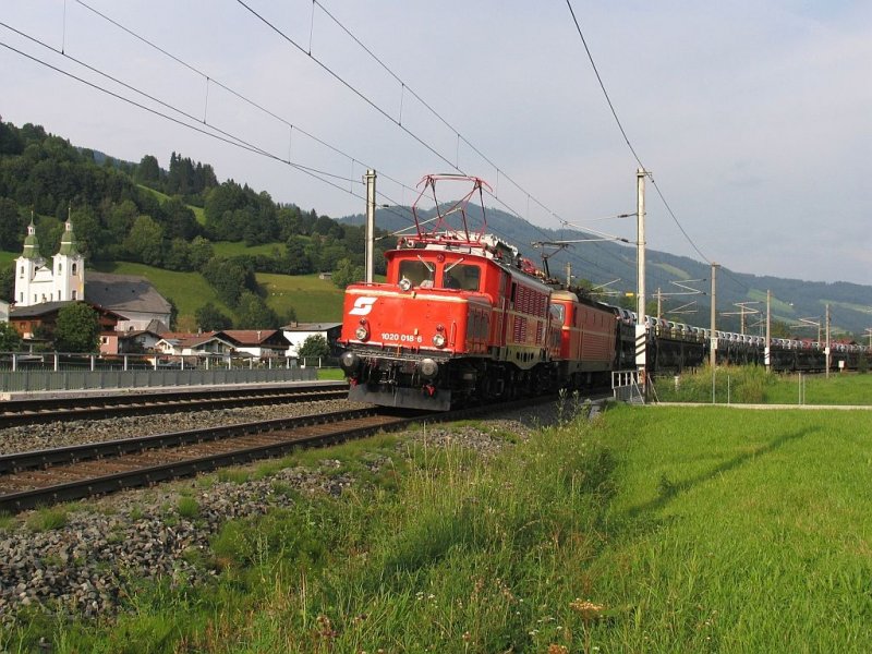 Auf dieses Bild ist eine schne Doppeltraktion bestehende aus 1020 018-6 und 1044 040-4 mit Gterzug SDG 90454 unterwegs von Villach nach Hall in Tirol bei Brixen im Thale am 22-8-2008.