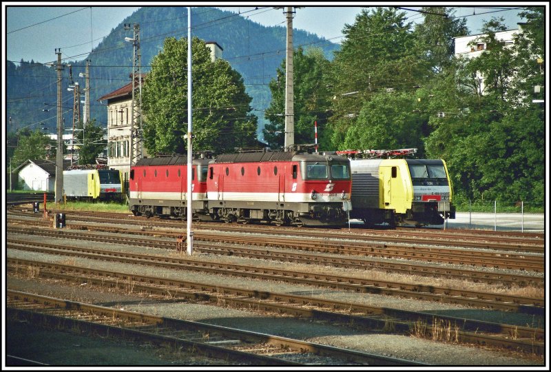 Auf einem Seitengleis stehen im Juni 2005 1144 249 der BB und E189 917RT und E189 918RT der Lokomotion fr den nchsten Vorspann-oder Nachschiebeeinsatz bereit.
