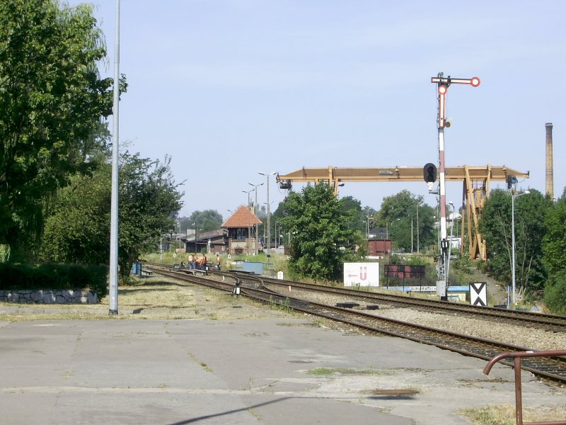Auf der einen Hlfte des Personenbfs in Zary sieht man ein wenig vom Gterteil mit Containeranlage 