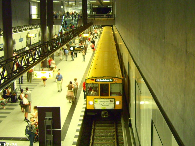 Auf Erffnungsfahrt, die  Kanzler-U-Bahn   auf der Linie U 55 am 08.08.2009 in der U-Bahn Station Berlin Hbf.