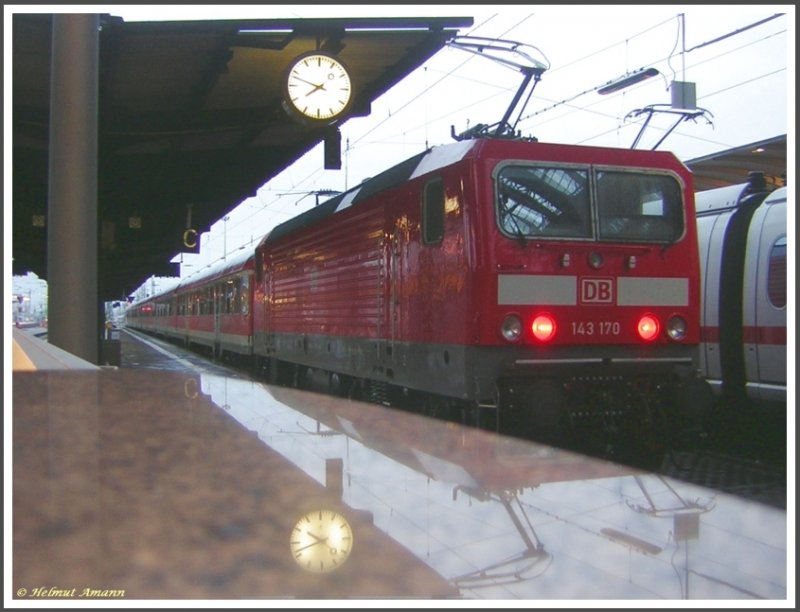 Auf den ersten Blick ein alltgliches Bild und nichts Besonderes, den geneigten Betrachtern empfehle ich aber einen genaueren Blick auf die Loknummer: 143 170 ohne Kontrollziffer am 10.11.2007 im Hauptbahnhof Frankfurt am Main. Die Erklrung dafr: Die Lok trgt an den Seiten bereits die neue 12stellige EBA-Fahrzeugnummer. Gem der EU-Richtlinie 2001/16/EG sind Lokomotiven und Triebzge an den Lngsseiten mit zwlfstelligen Fahrzeugnummern, analog der Wagennummern zu kennzeichnen. Zustzlich wird die Nummer durch eine dreistellige Buchstabengruppe ergnzt. Auf der Stirnseite bleibt die Nummer laut Richtlinie unverndert, die Prfziffer kann aber entfallen.
