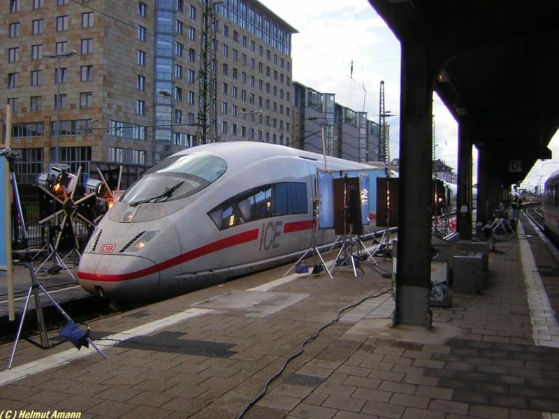 Auf den ersten Blick nichts Besonderes, da ICE 3-Zge jeden Tag
im Hauptbahnhof Frankfurt am Main zu sehen sind, auf den zweiten
Blick schon: Am 29.09.2005 wurde ich zufllig auf diese Szene
am Gleis 1a aufmerksam. Ein BSG-Mitarbeiter, den ich auf das Geschehen ansprach, erzhlte, da ein DB-Werbefilm gedreht wird.



 
