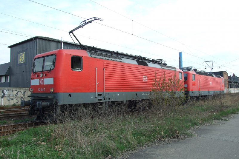 Auf der Fahrt vom AW Dessau Rtg. Dessau Hbf zog 112-184 die 143-841, hier gesehen am B�  Kabelweg .

Dessau, der 9.4.09