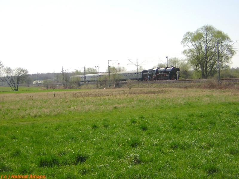Auf der Fahrt von Dieburg nach Neu-Isenburg mute der Sonderzug mit 52 4867 der Historischen Eisenbahn Frankfurt am Main, der am 03.04.2005 anllich des 100jhrigen Bestehens der Dreieichbahn verkehrte, ber die elektrifizierte Hauptstrecke fahren, hier bei Egelsbach im Kreis Darmstadt aufgenommen.