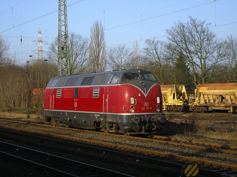 Auf der Fahrt mit dem RE3 Dortmund - Dsseldorf konnte ich in DO-Mengede die Efw 221 117 aus dem fahrenden Zug fotografieren.(07.12.2008)