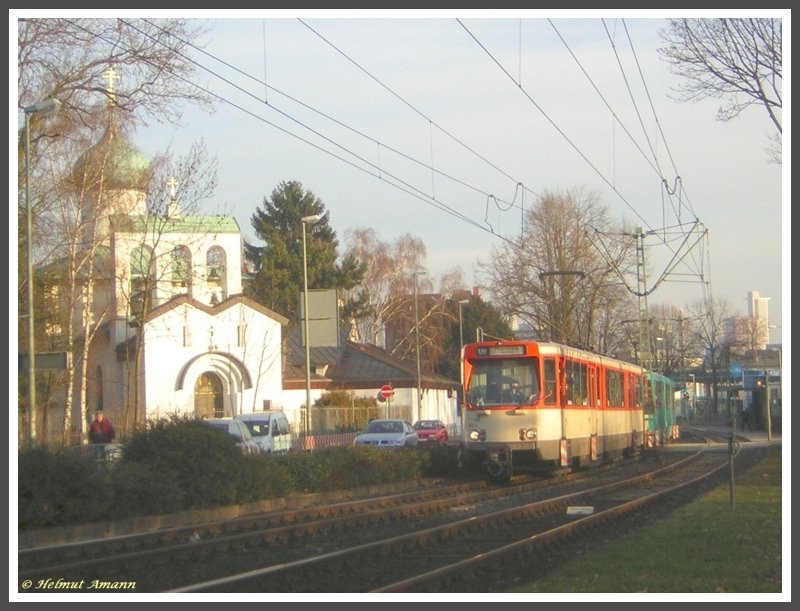 Auf der Fahrt nach Praunheim/Heerstra�e kommen die Z�ge der Linie U6 gleich nach der Station Fischstein an dem sehr fotogenen Geb�ude der Russisch-Orthodoxen Kirche vorbei, wie es am 10.02.2008 der 1. Zug mit den Ptb-Triebwagen 698 und 717 tat. 