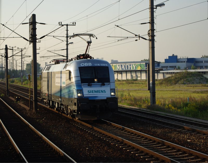 Auf der Fahrt nach Wien West mit dem EN491 gelang mir am Morgen des 19.08.2009 in Linz dieses Foto der 1116 038-9 whrend wir sie berholten.