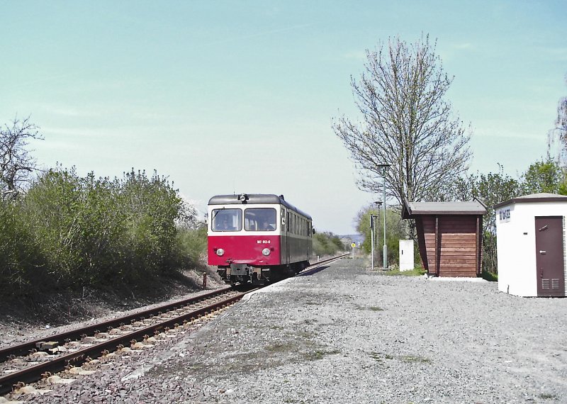 Auf der Fahrt von Quedlinburg nach Gernrode, durchfhrt der Dieseltriebwagen 187 012-0 am 14.04.2009 den Haltepunkt Quarmbeck.