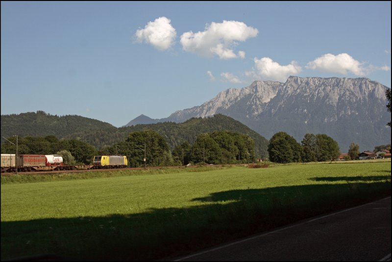 Auf der Fahrt zum Kloster Raisach wurde aus dem Auto herraus eine E189er mit einem KLV-Zug vor dem Kaisergebirge abgelichtet. (10.07.2008)
