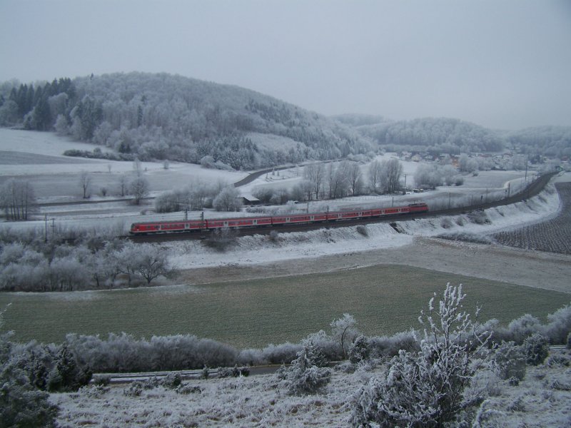 Auf der Filsbahn zwischen Urspring uns Lonsee konnte ich diesen Regionalzug mit einer 110er erwischen. Der Zug fuhr nach Ulm Hbf. Aufgenommen am 27.Dezember 2007