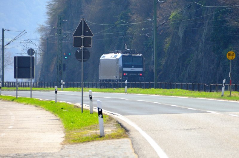 Auf der Flucht: Einige Fotografen verpassten die Durchfahrt der Schnapszahlen 185 der MRCE (185 555-0). Sie wurde von einer Regionalbahn  zugefahren . Wohl dem der ein Tele drauf hatte... (Kurz vor Oberwesel im April 2009). 