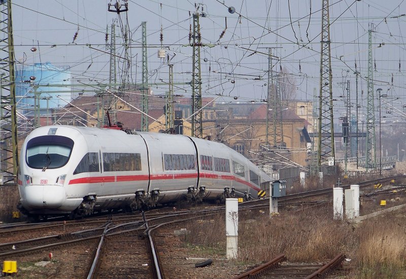  Auf der Flucht  - so k�nnte man dieses ICE-T Bild beschreiben. Hier f�hrt jedenfalls der ICE 1557 aus dem Leipziger Hbf raus, auf dem Weg nach Dresden Hbf. 04.04.2009