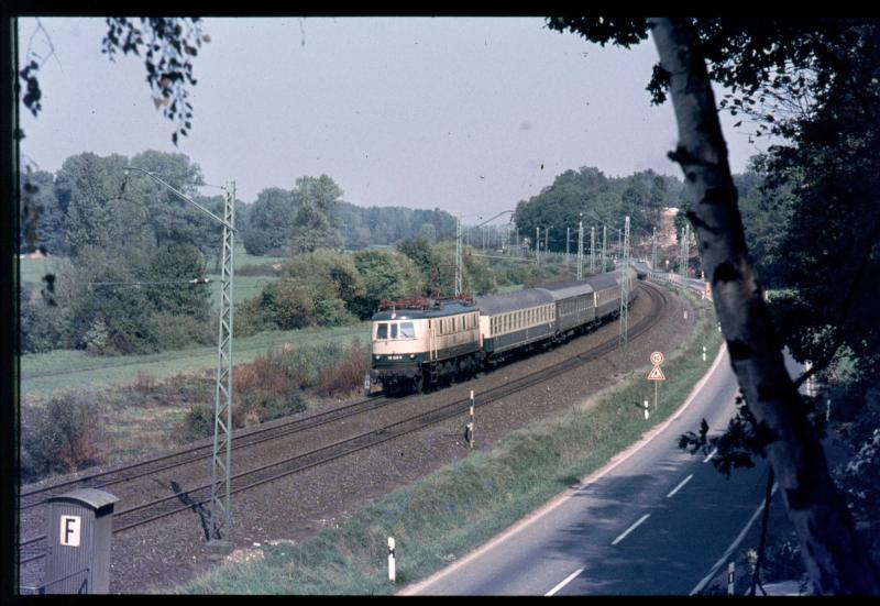 Auf der Frankenmagistrale in der Nhe von Bamberg fhrt eine E 18 in creme trkis. Heute ist dieser Standpunkt nicht mehr machbar weil eine Schnellstrae an dieser stelle die Bahngleise quert.