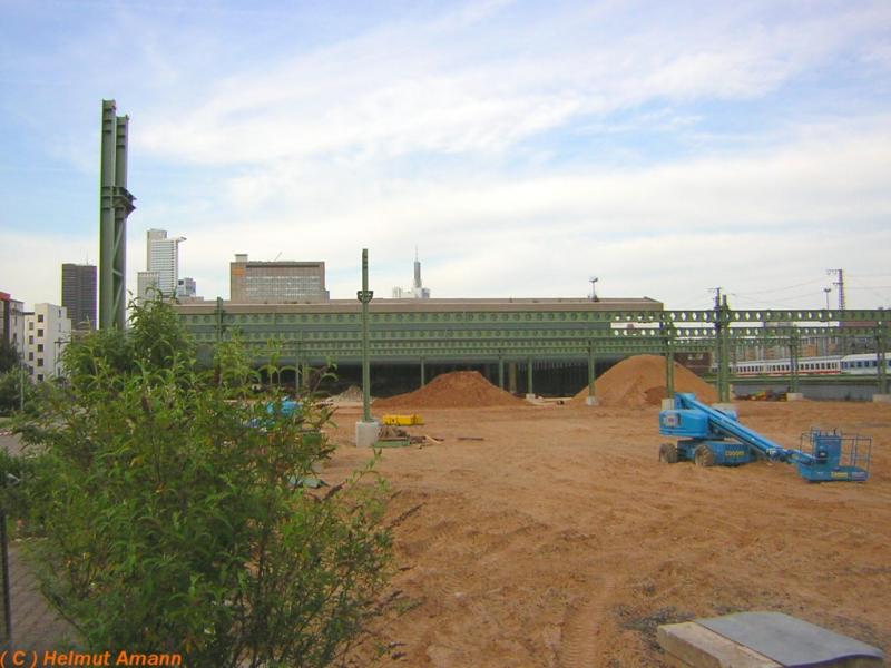 Auf frei befahrbaren und ffentlich zugnglichen Straen gelangte ich am 03.06. d. J. an das Gelnde des ehemaligen Postbahnhofes nrdlich des Hauptbahnhofes Frankfurt am Main, nachdem ich eine Weile die richtige Einfahrt gesucht hatte. Hier entsteht eine 
neue S-Bahn-Werkstatt, das alte Gleisbett ist bereits ausgehoben 
und planiert.
