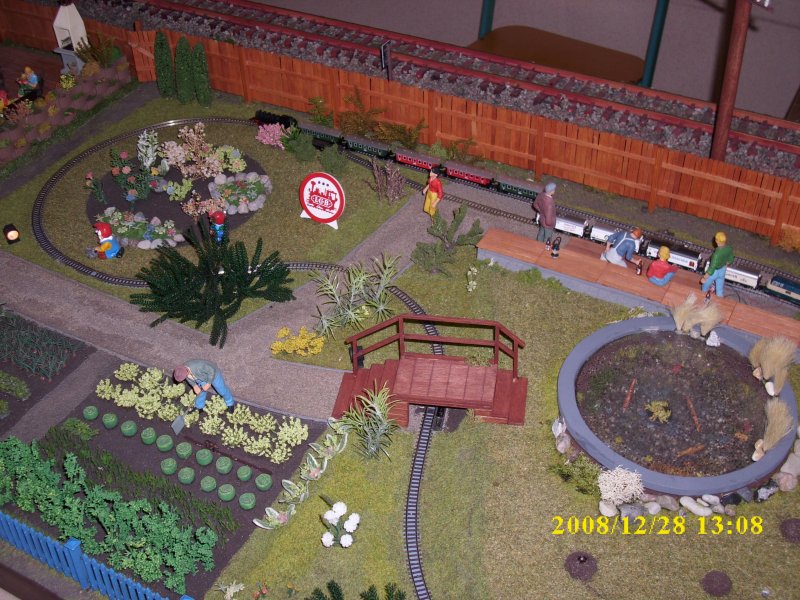 Auf einer Gartenbahnanlage baute man diese Miniaturgartenbahn nach.Gesehen bei der Modellbahnausstellung in Sassnitz.