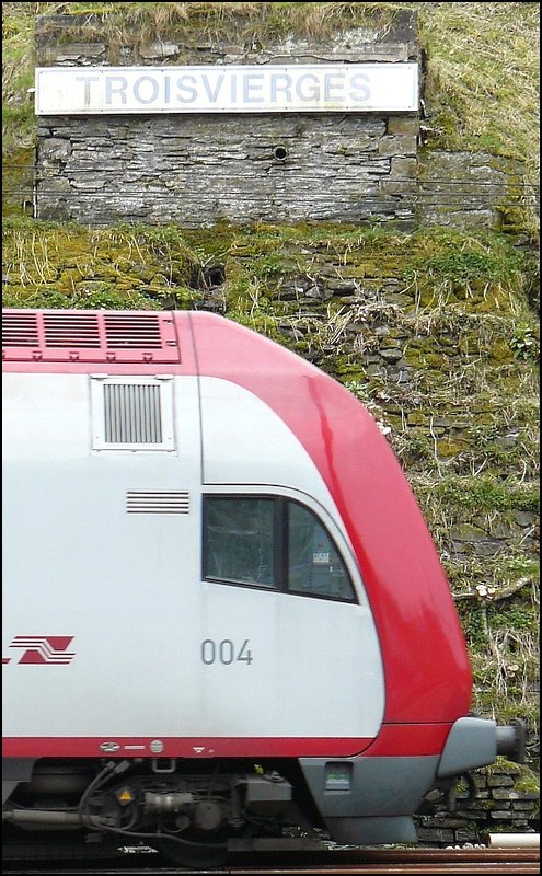 Auf der gegenberliegenden Seite des Bahnhofgebudes von Troisvierges gibt es noch ein Relikt aus alten Tagen. Hier fhrt Steuerwagen 004 gerade daran vorbei. 23.04.08