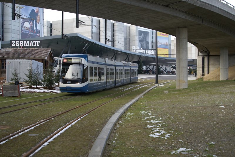 Auf der Glatttalbahn trifft man zur Zeit auch noch die normalen Cobras an. Be 5/6 3056 am 14.12.08 in Zrich Flughafen.