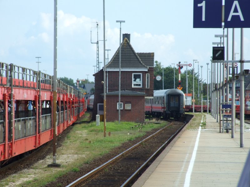 Auf Gleis 1 des Bahnhofes Westerland/Sylt wird der IC 2073 nach Dresden Hbf bereit gestellt. Links sieht man das Entlade-Terminal des  Sylt Shuttle .
Wer man Zeit und Geld hat, kann sich mal den wie ich finde interessanten Ort und Bahnhof ansehen. Eine ungewohnte Hektik in einem Kurort, die sich auch auf den kleinen Bahnhof auswirkt.
Westerland, der 17.8.08