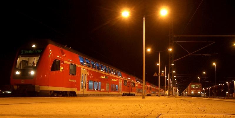 Auf Gleis 1 (links im Bild) steht die S1 nach Meien Triebischtal bereit, whren auf Gleis 2 (rechts) die defekte 371 201-5 mit ihrem EC aus Budapest nach Berlin auf ihren Abschleppdienst in Form einer 101 aus Dresden wartet. Bad Schandau, 2009-03-14.