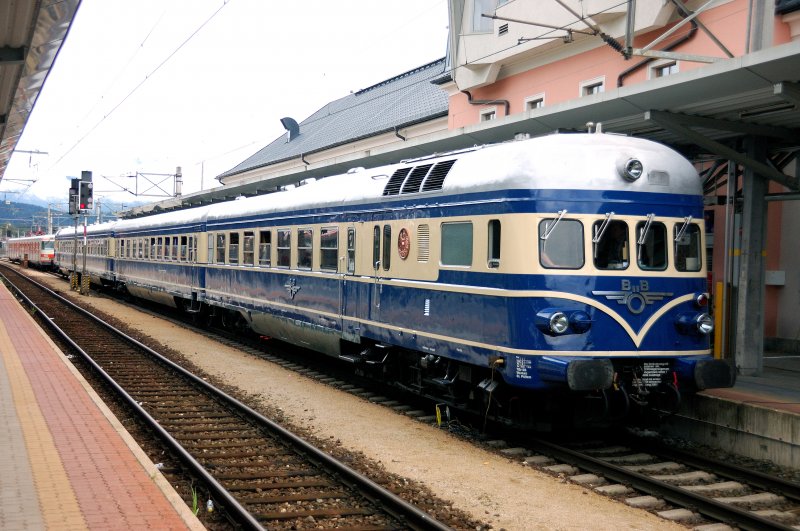 Auf Gleis 1 in Wrgl Hbf prsentieren sich der mustergltig erhaltene und gepflegete  Blaue Blitz  (BR 5145) mit geffneter Bar und Snacktheke, sowie dahinter der extra aus Mnchen angereiste S-Bahn-Erstling 420 001-0. (23. August 2008).