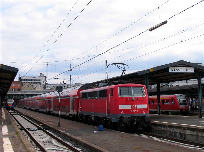 Auf Gleis 10 ist angekommen ET 427 056 von cantus aus Fulda, auf Gleis 9 ist angekommen ein RE aus Frankfurt (Main) geschoben von 111 070 und auf Gleis 7 steht 612 047 als RE aus Hagen; Kassel Hauptbahnhof, 20.09.2008
