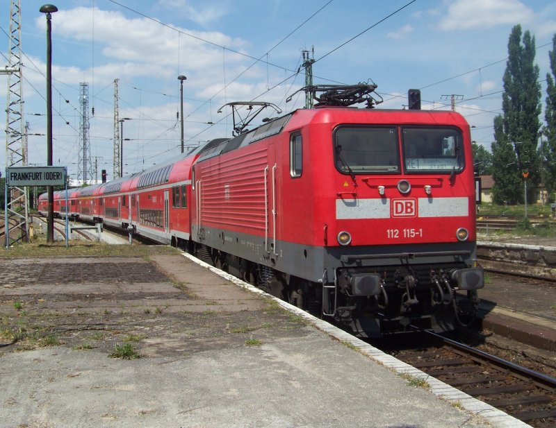 Auf Gleis 11 fhrt jetzt ein der RE1 (RE 38013) aus Magdeburg Buckau. Dieser Zug fhrt dann weiter nach Eisenhttenstadt. Als Lok dient 112 115-1. Frankfurt/Oder den 01.07.2008 