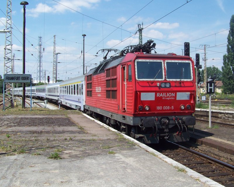 Auf Gleis 11 fhrt jetzt ein der EC45  Berlin-Warszawa-Express  von Berlin Hbf nach Warschau. Als Lok dient 180 008-5. Frankfurt/Oder den 01.07.2008