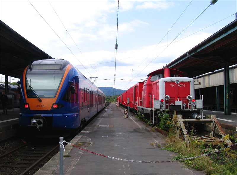 Auf Gleis 11 steht abfahrbereit der cantus-ET 427 055 als CAN 31718 nach Gttingen und auf Gleis 12 steht 714 007 von DB Netz Notfalltechnik mit einem Tunnelrettungszug. Am anderen Ende des Zuges befindet sich 714 015; Kassel Hauptbahnhof, 20.09.2008
