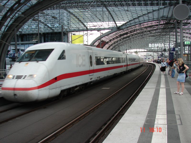 Auf Gleis 12 in Berlin Hbf fhrt ein ICE 849/859 aus Kln/Bonn Flughafen und Kln hauptbahnhof. Aufgenommen Sommer 06' um 16.10.