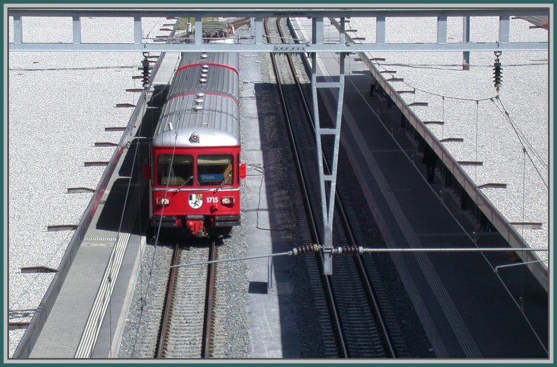 Auf Gleis 13 wartet der Regionalzug nach Thusis mit Steuerwagen 1715 an der Spitze. (02.04.2007)