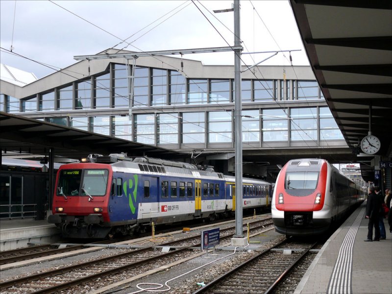 Auf Gleis 14 fhrt ein Intercity-Neigetechnik ICN 629 von Geneve Aeroport an der Zugspitze mit RABDe 500 020  Jeanne Hersch , daneben steht ein RBDe 562 als S1 nach Muhouse-Ville; Basel SBB, 25.03.2009
