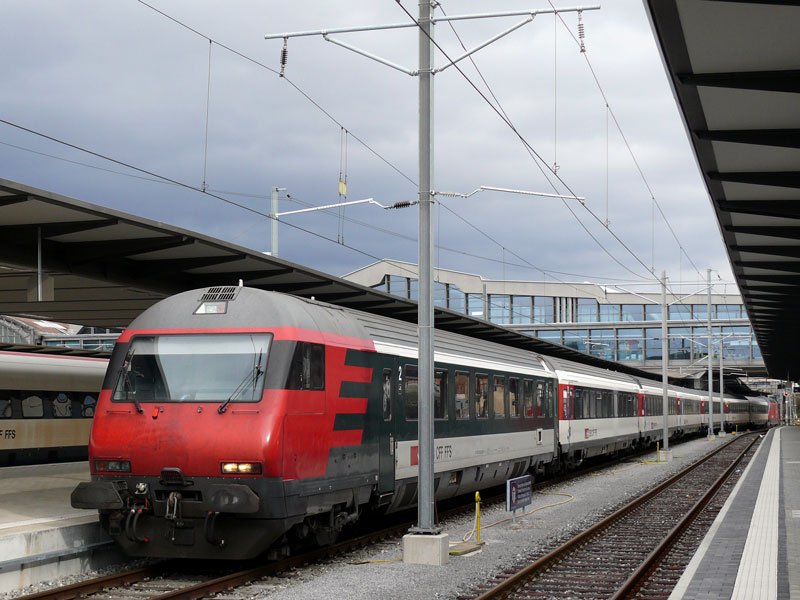 Auf Gleis 15 steht bereit IR 2473 nach Luzern; Basel SBB, 25.03.2009
