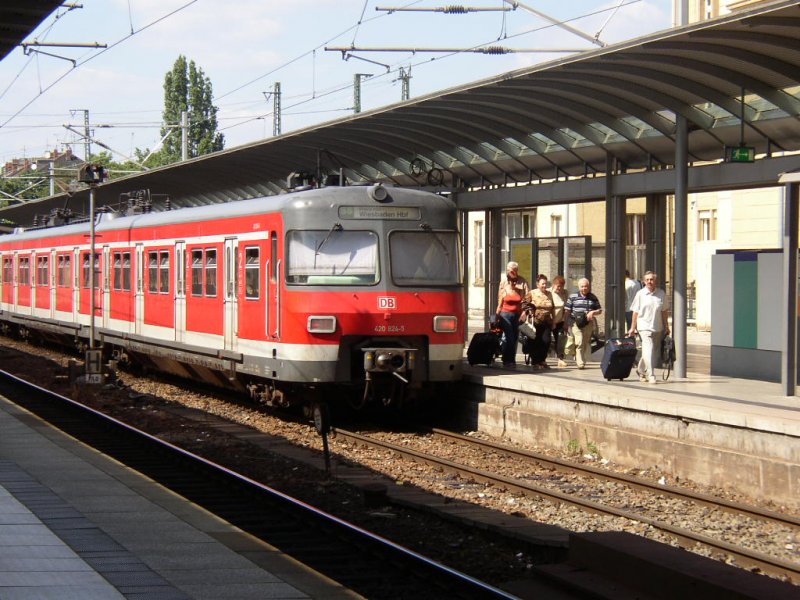 Auf Gleis 1a steht S 8 nach Wiesbaden Hbf.                             Mainz Hbf 07.08.06
