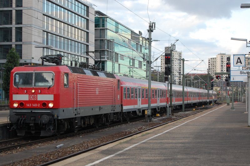 Auf Gleis 2 des Stuttgarter HBFs wurde am Abend des 05.09.07 ein RegionalExpress nach Tbingen bereitgestellt, Tfz war 143 140-2.