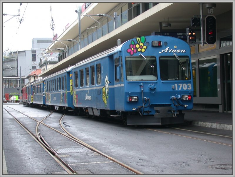 Auf Gleis 2 steht Regionalzug nach Arosa mit Steuerwagen 1703. (06.05.2007)