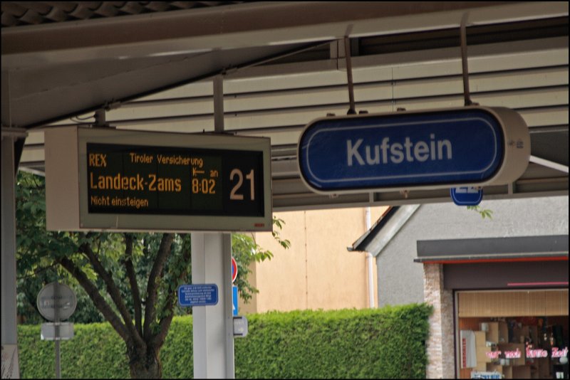 Auf Gleis 21 wird der REX 5150  Tiroler Versicherung  vom Brenner angekndigt.
