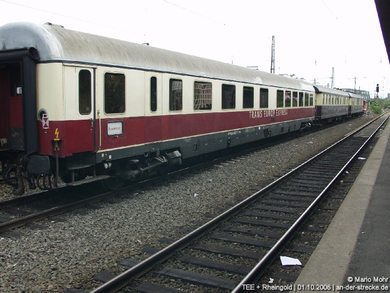 Auf Gleis 3 in Kln Deutz befindet sich eine Kf mit 2 Rheingold-Wagen und einem TEE-Wagen
