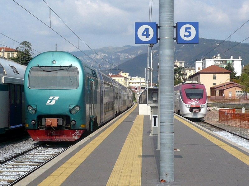 Auf Gleis 4 Ale 506 086 nach Venezia Santa Lucia und auf Gleis 5 MD-Tn 01  Minuetto  nach Trento am 10.10.2007 in Bassano del Grappa.